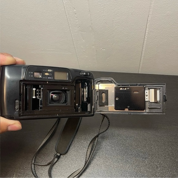 Pentax Zoom 70R 35mm Film Point and Shoot Camera With Case - Tested - Picture 5 of 7